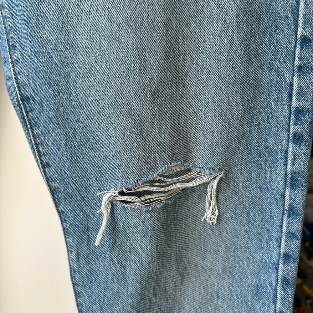 Levi's 501 Original Fit Straight Leg Jeans 2023 Style, size 32 - Picture 9 of 10